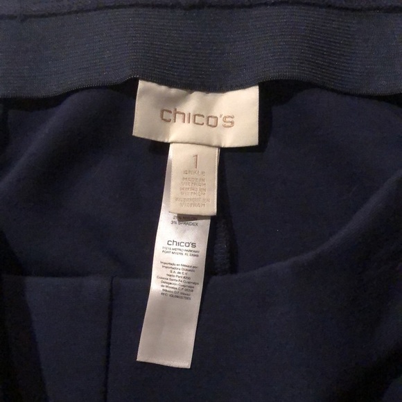 𝅺Chico’s size 8-10 Navy cropped pull on pants stretch like new straight leg - Picture 4 of 11